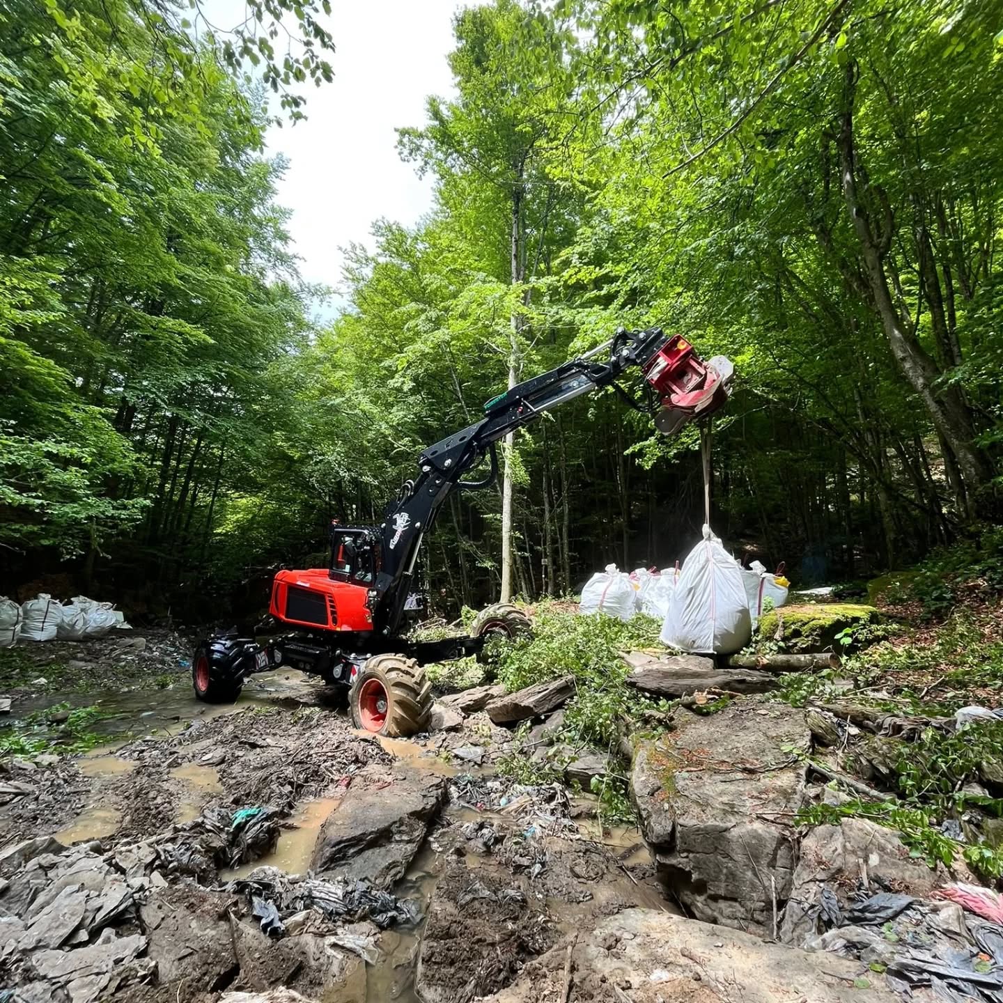 Rifiuti nel torrente Rovigo, via con l’elicottero. Il 26 maggio sopralluogo assessora Monni
