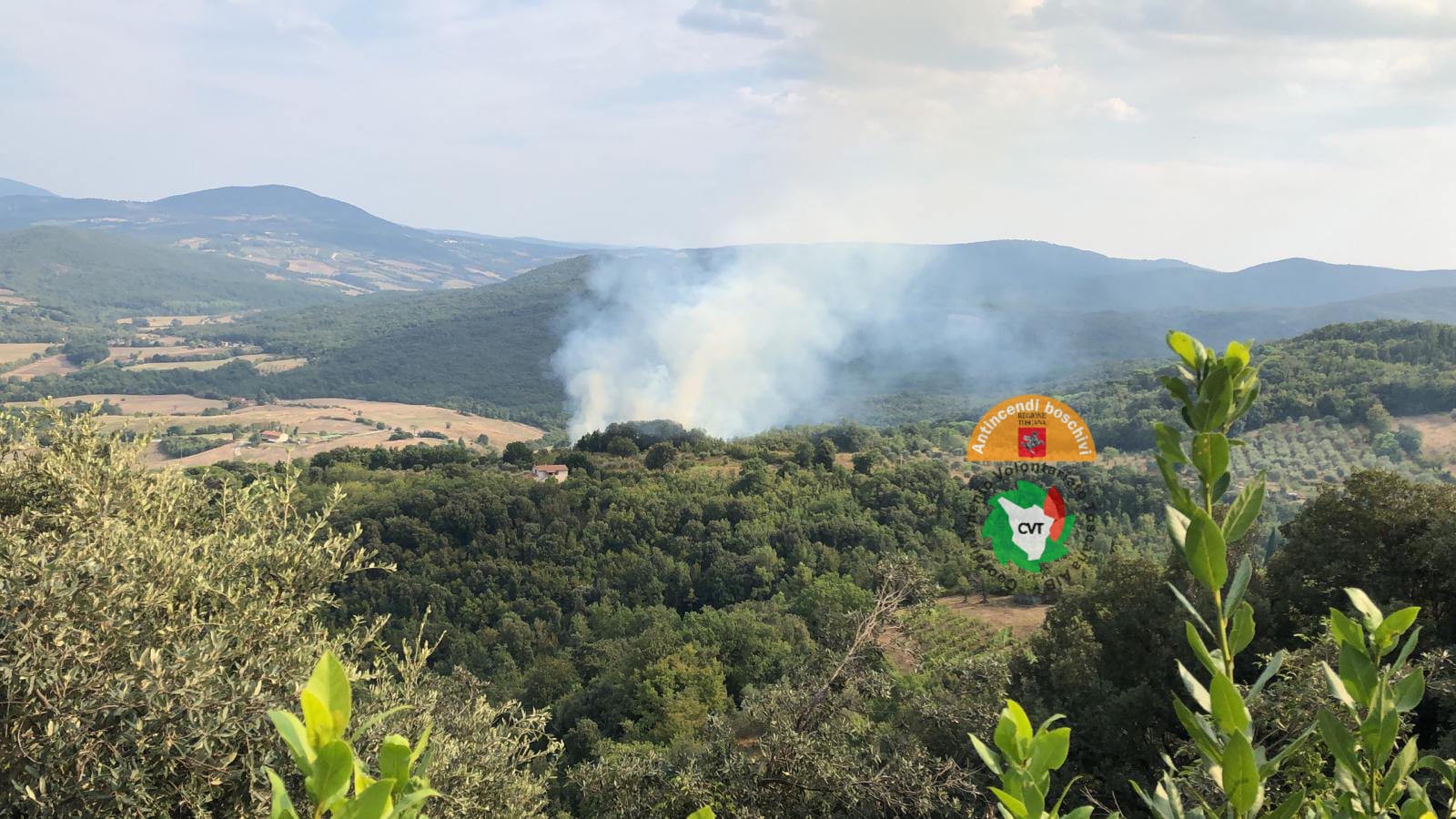 Incendio in corso in località La Sassa, a Montecatini Val di Cecina (Pi)